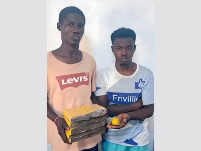 Les deux trafiquants tenant le Skunk qui leur vaut leur incarcération.