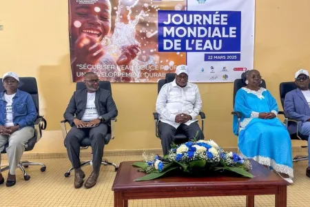 Les officiels lors de la cérémonie. 