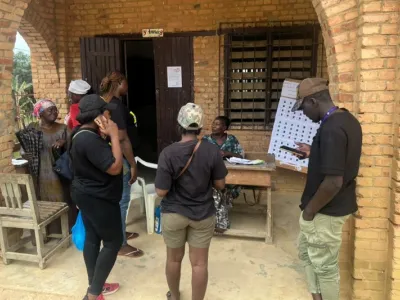 Des électeurs récupérant leurs cartes à l’école catholique des garçons