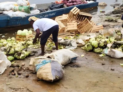 Des denrées alimentaires périssables, détériorées au port de Lambaréné.