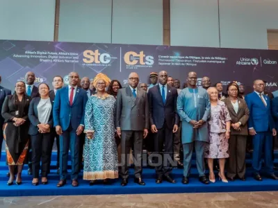 La photo de famille à l’issue de la cérémonie d’ouverture du forum.