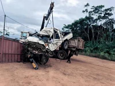 C’est un Land Cruiser littéralement broyé qui a été sorti de son embardée