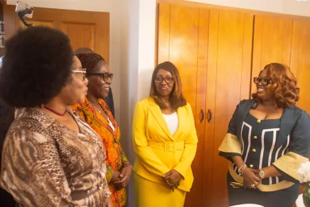 La nouvelle entrepreneuse culturelle en compagnie de trois ministres, trois dames, venues soutenir son initiative. 