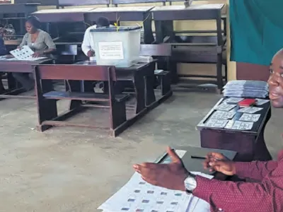 Une vue d’un bureau de vote de l’école publique de Ntoum 1.