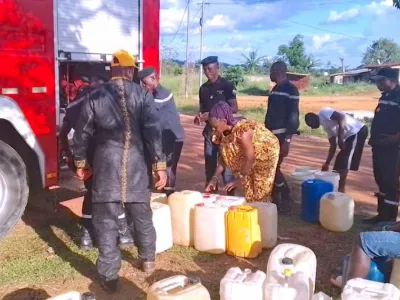 Les sapeurs-pompiers livrant de l’eau potable aux populations.