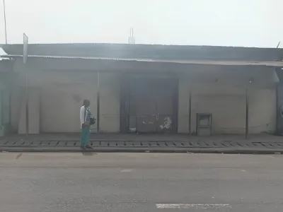 Le lieu du sinistre où la fumée était encore perceptible peu de temps après le passage des soldats du feu.