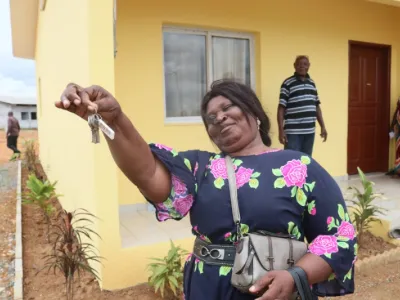 Une récipiendaire récupérant les clés de sa nouvelle maison