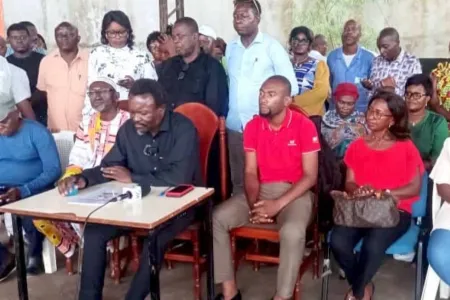 Jean Bosco Boungoumou Boulanga (face au micro), fraîchement élu président de l’Union syndicale des personnels d’appui des unités administratives publiques et assimilées du Gabon (USPAUAPAG).