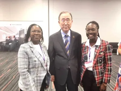 Marie Florentine Ndembet (g) et Ban Ki-moon au sommet international de l’écocitoyenneté à Montréal (Canada).