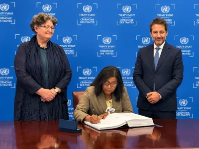 Marie-Édith Tassyla-Ye-Doumbeneny lors de la signature des traités à New York.