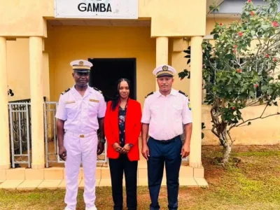 Le nouveau chef de la station maritime de Gamba (g) et son prédécesseur (d) autour de la déléguée provinciale de la Marine marchande de l’Ogooué-Maritime, Ernestine Iyona Siadou