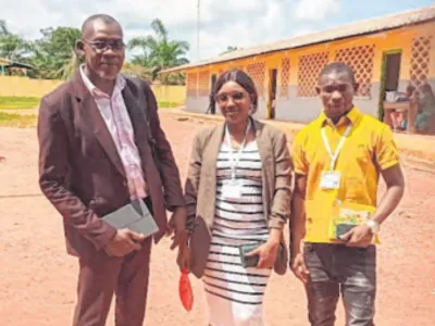 Les trois administrateurs du PASEC2024 dans une école à Mbigou. © IMM