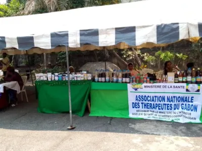 Une vue des stands destinés à la vente des produits de la pharmacopée.