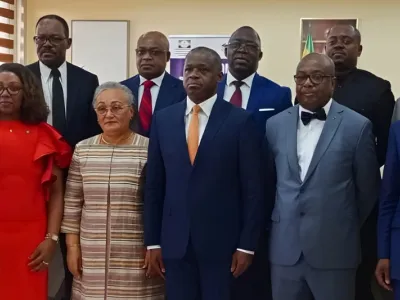 Les membres du gouvernement (premier plan) entourés du bureau du Comité tripartite 