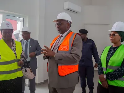 Le ministre Charles Edgar Mombo lors de la visite des chantiers.