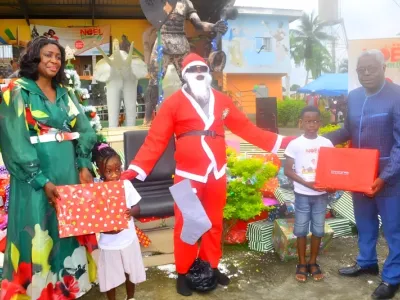 Le gouverneur Jules Njéki et la représentante de la première dame, Sandrine Prisca Mengue Me Ngomo Eyene