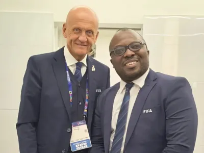 Serge Assume en compagnie du président de la Commission de l’arbitrage de la FIFA Pierluigi Collina.