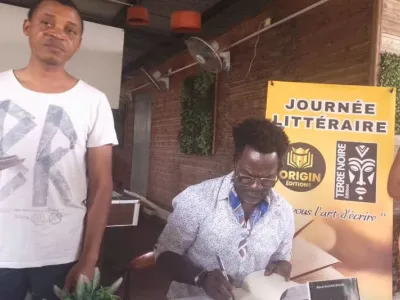 Marcel Nguiayo Effam dédicaçant son roman aux lecteurs portgentillais.