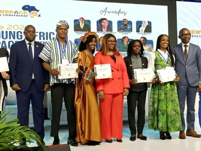 Les membres du gouvernement en compagnie des six lauréats à l’ouverture de la conférence