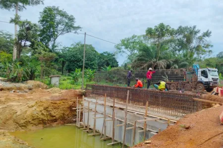 L’un des ponts en construction sur le chantier routier de Cocobeach.