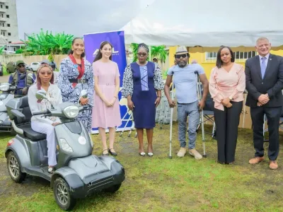 Les officiels ont posé avec une des bénéficiaires de scooters.