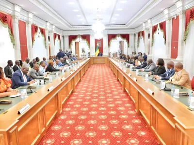 Brice Clotaire Oligui Nguema, président du Gabon reçoit les syndicats de la Santé