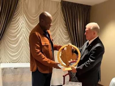 Brice Clotaire Oligui Nguema, président du Gabon et le dirigeant du Barça Joan Laporta