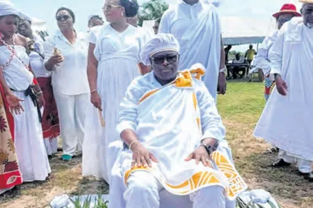 Le ministre Onanga Ndiaye, dans ses attributs traditionnels.
