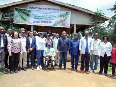 Le ministre de l’Agriculture, Pacôme Kossy, et sa délégation sur le site agricole ‘’Grand Minkong’’ dans le canton Woleu.