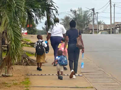 Deux parentes accompagnant leurs enfants à l’école.