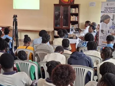 Parents et élèves au lycée Bâ-Oumar. © DR