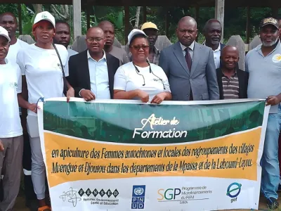 Au regroupement de villages Djoutou, autorités locales, participants et responsable de la Fensed 