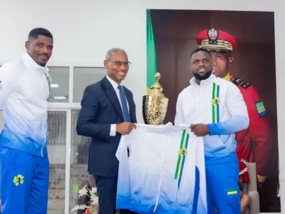 Paul KESSANY, ministre des sports et L’équipe nationale de handball lors de la cérémonie honorifique