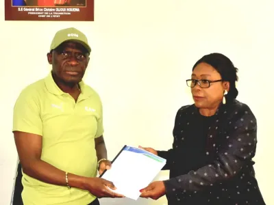 Le président fédéral Pierre-Alain Mounguengui recevant le rapport final de la Commission