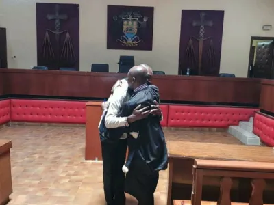 Accolade entre l’accusé et son avocat Me Élie Missou à l’annonce du verdict.