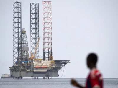 Une plateforme pétrolière offshore au large de Port-Gentil, au Gabon, en janvier 2017. © Justin Tallis / AFP