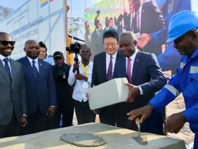 La pose de la première pierre de la nouvelle usine de clinker