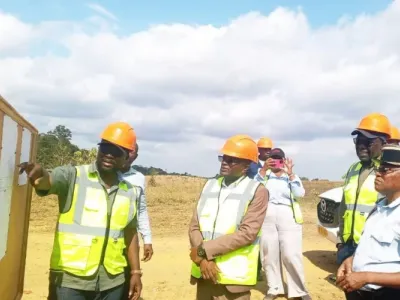 Le préfet de Mougoutsi, Patrice Mounguengui, suivant les explications sur l’avancement des travaux du site d’exploitation du minerai de fer.