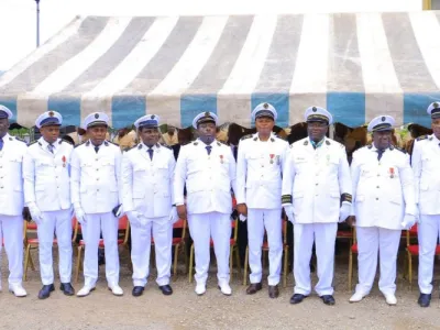 Les préfets et sous-préfets de la province de la Ngounié autour du gouverneur de province Francis Oyinamono.