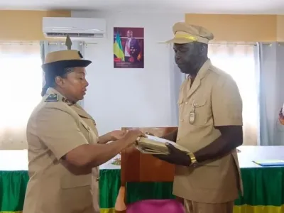 Le nouvel auxiliaire de commandement recevant les attributs de sa fonction des mains de la gouverneure de l’Ogooué-Maritime.