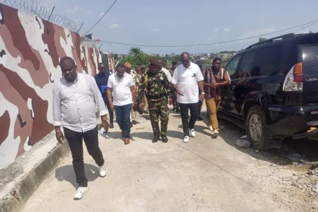 Le procureur général en visite à la prison centrale de Libreville.