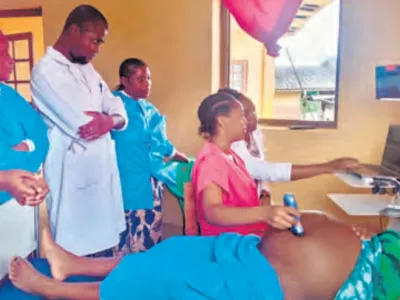 Une séance de démonstration des prouesses du projet eGabon-SIS dans un centre de santé de Mbigou