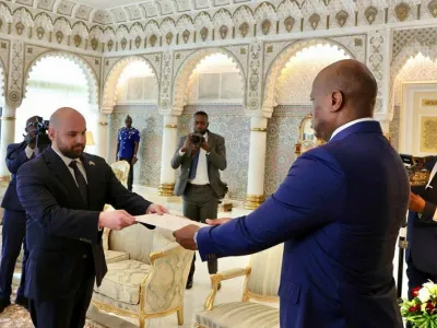 L’ambassadeur de la RCA, Rayan El Akhras, remettant ses lettres de créance au chef de l’Etat