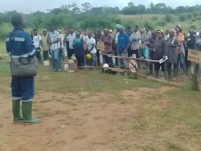 Les nouvelles recrues et les anciens récolteurs sur le site de rassemblement d'Olam à makouké