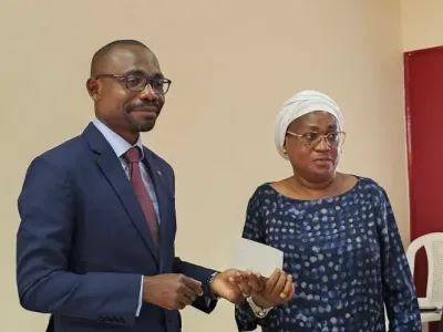 Un instantané de la remise des chèques aux personnes impactées par le projet.