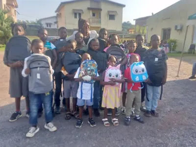 Remise de kits scolaire aux enfants à Franceville