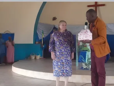 L’Américaine recevant un cadeau du préfet de la Louétsi-Wano.