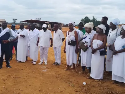 En présence du gouverneur, notables et gardiens de la tradition du clan Dibur-Simbu ont invoqué les mânes pour la bonne poursuite du chantier.