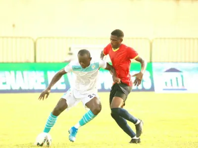 Rosny Mouandja (g),joueur du CMS, aux prises avec Jhovany Nguema de Dikaki