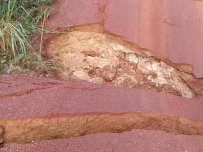 Plus aucune voiture ne passe après l’effondrement de la buse sur cet axe routier